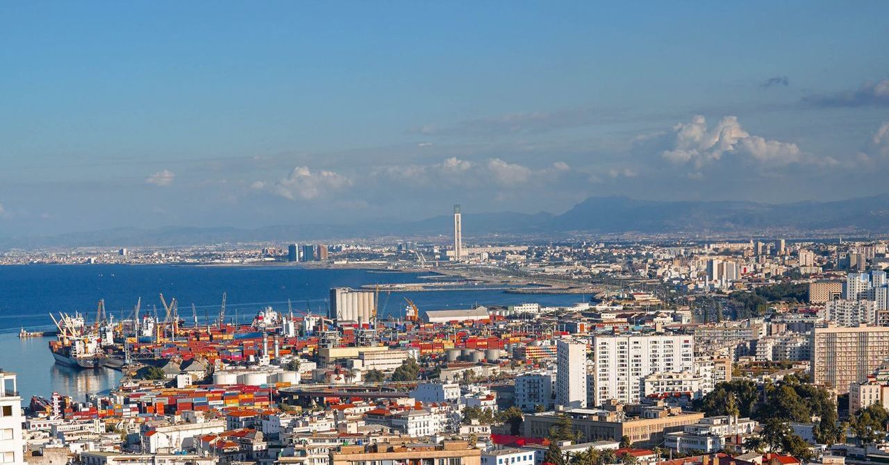 Vue de la baie d'Alger au coucher du soleil