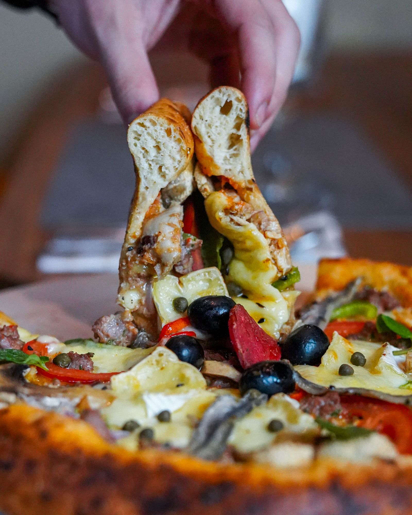 {"fr":"urn of melted cheese on a pizza with olives, pepperoni, mushrooms, and peppers — restauration","en":"urn of melted cheese on a pizza with olives, pepperoni, mushrooms, and peppers — restauration","ar":"urn of melted cheese on a pizza with olives, pepperoni, mushrooms, and peppers — restauration"}